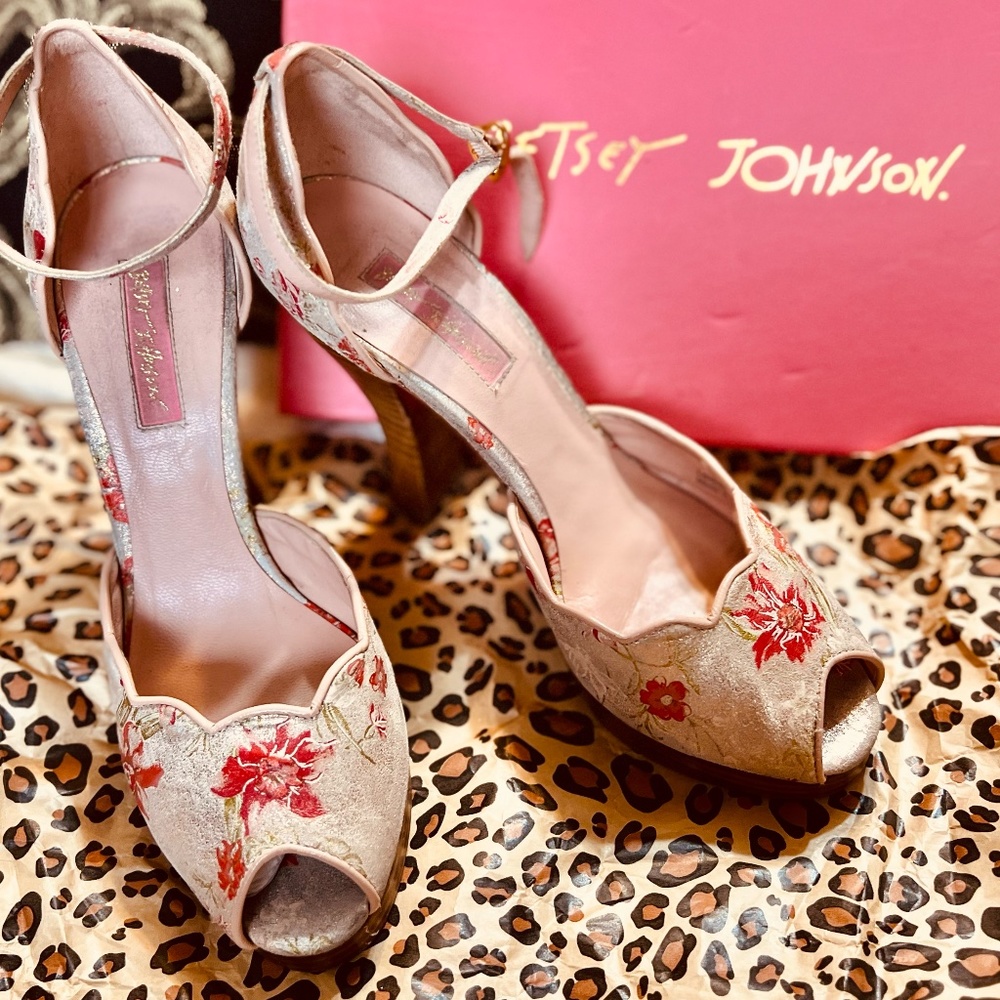 Betsey Johnson Platforms size 9 slightly metallic Pink Flowers Unique!